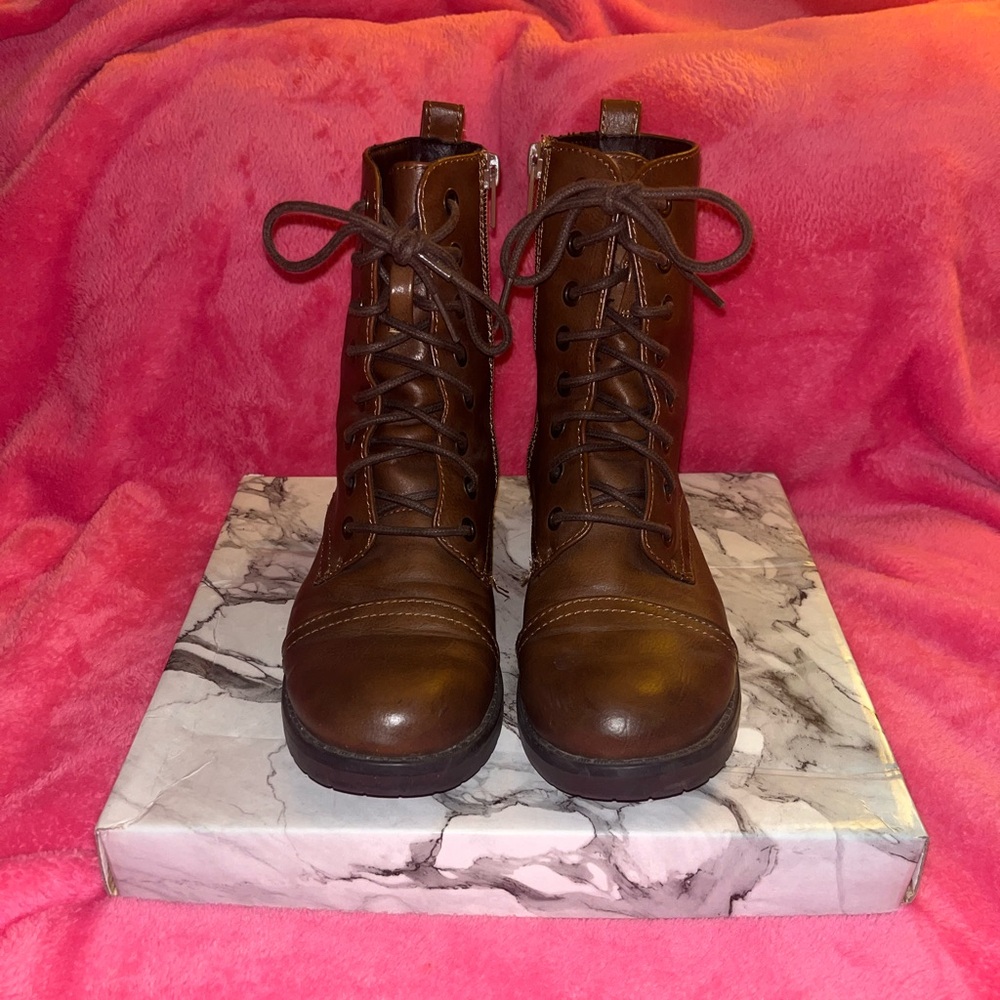 Size 6
Ankle combat boots
Lace up faux leather w/zipper